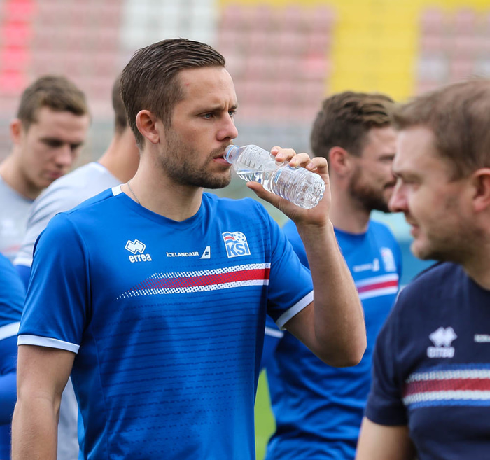 Gylfi Þór Sigurðsson fær sér vatnssopa á landsliðsæfingu.