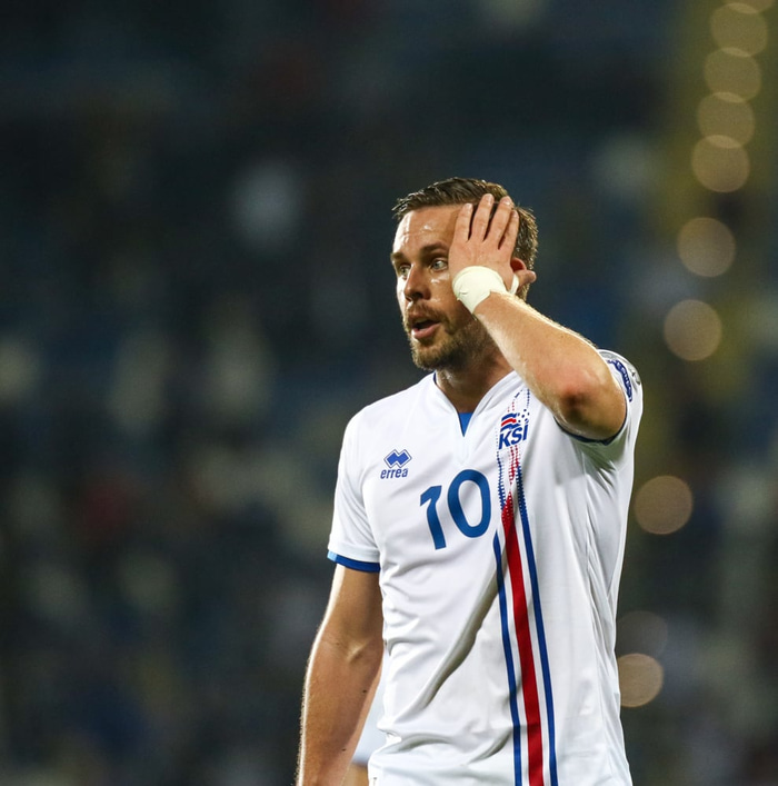 Gylfi í landsleik með Íslandi.