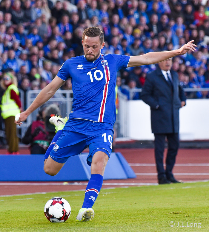 Í landsleik með Íslandi.