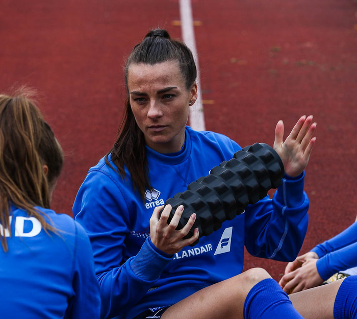Hallbera spilaði á Foam rúllu fyrir æfingu í dag