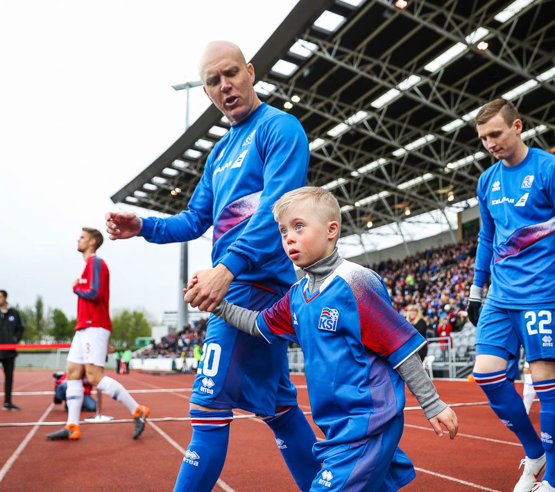 Sonur Ólafs Inga Skúlasonar leiddi Emil Hallfreðsson út á völlinn.