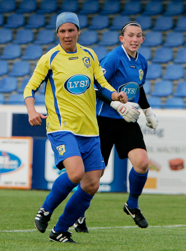 Ágústa Jóna Heiðdal sýnir á sér