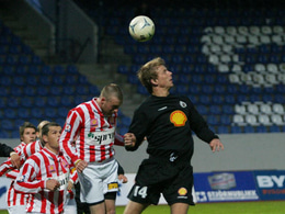 Ingvi Sveinsson í skallaeinvígi gegn Rógva Jakobsen.  