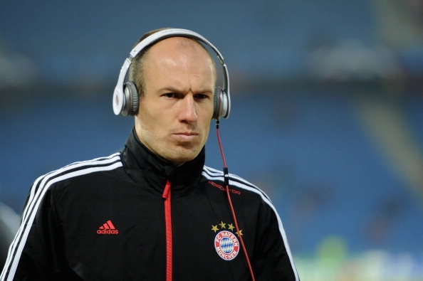 Arjen Robben kemur sér í gírinn fyrir leik.  