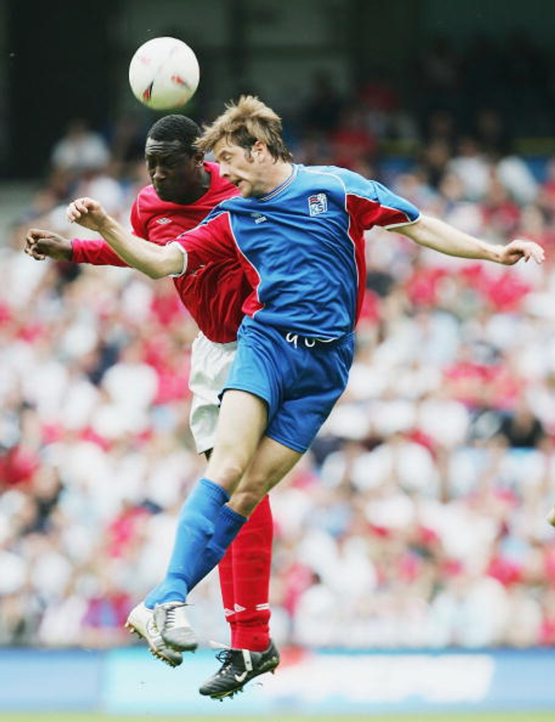 Úr síðustu viðureign Englands og Íslands, í Manchester árið 2004. Emile Heskey og Jóhann Birnir Guðmundsson eigast við.Víðir vill fá Englendinga úr hattinum á morgun.