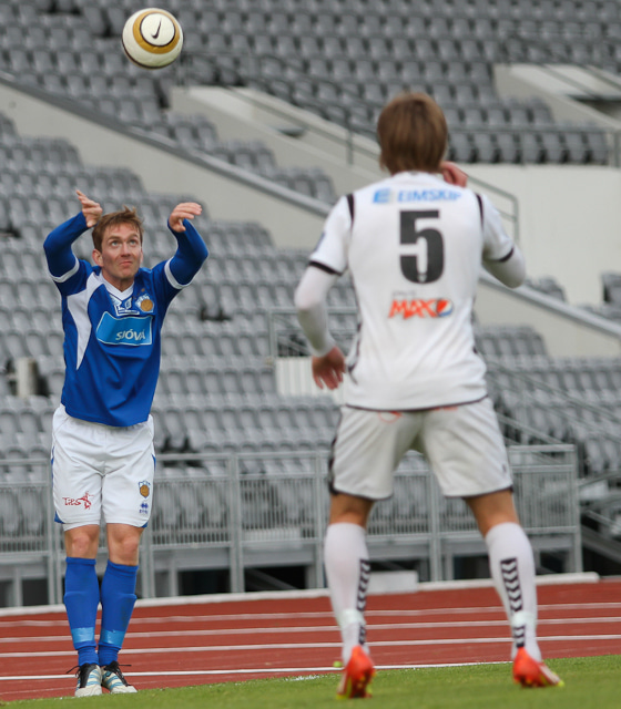 Daði tekur innkast á Laugardalsvelli.