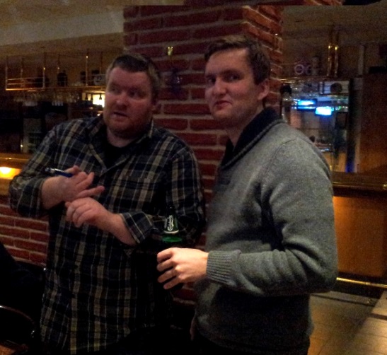 Kristján ræðir við ónafngreindan drykkjumann á Ölveri.