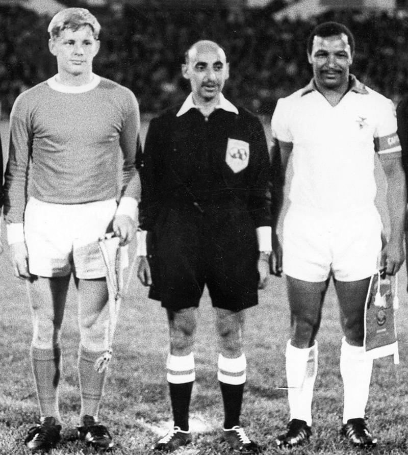 Hermann Gunnarsson var fyrirliði Vals í Evrópuleik gegn Benfica í Lissabon 1968. Hér er hann fyrir leikinn ásamt Joseph Cassar-Naudi, dómara, og Coluna, fyrirliða Benfica og landsliðs Portúgals. Hermann skoraði eina mark Vals í leiknum, 8:1. Coluna skoraði einnig eitt mark.
