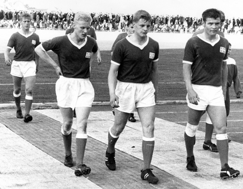 Fjórir af \"Vormönnum Íslands\" 1966 ganga af leikvelli eftir tap gegn Dönum í U24 leik. Hermann Gunnarsson, fyrir miðju, Eyleifur Hafsteinsson, ÍA, fyrirliði, til vinstri og Magnús Torfason, Keflavík, til hægri. Jóhannes Atlason, Fram, er fyrir aftan þá - lengst til vinstri. Hermann. Magnús og Jóhannes klæddust landsliðspeysunni í fyrsta skipti í leiknum.