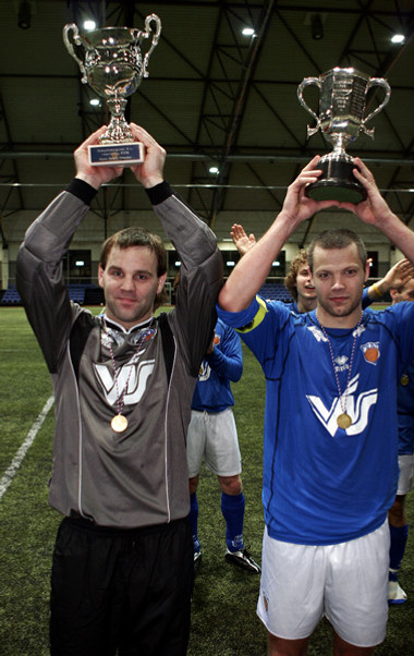 Gunnar Sigurðsson og Helgi Sigurðsson hampa sigurlaununum.