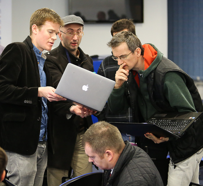 Tumi að sýna króatískum kollegum spá sína.