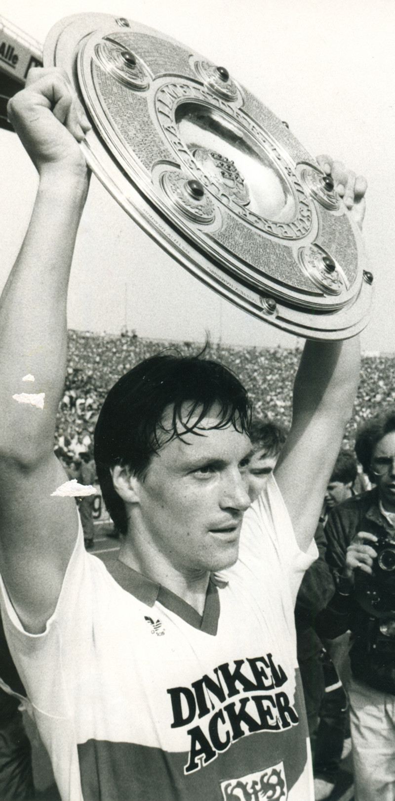 Ásgeir Sigurvinsson, fyrirliði Stuttgart, með meistaraskjöldinn á lofti 1984. Hann var valinn knattspyrnumaður ársins af leikmönnum og var í liði ársins í Kicker, en alls 10 sinnum í liði vikunnar.