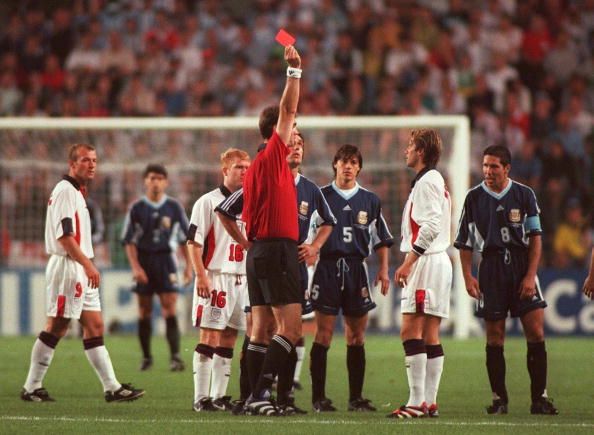 Beckham var rekinn út af gegn Argentínu.  