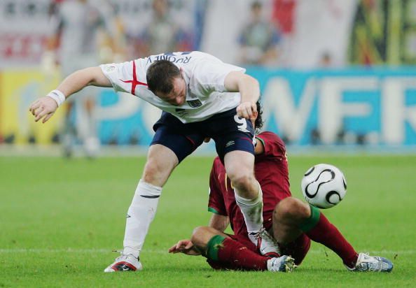 Wayne Rooney var rekinn út af eftir að hafa traðkað á Carvalho.  
