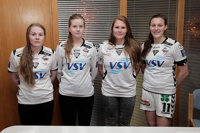 Díana lék með ÍBV í Pepsi-deildinni á árum áður. Hún er hér lengst til hægri á myndinni.