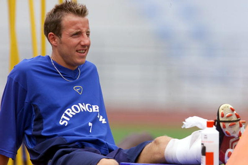 Lee Bowyer hvílir sig á æfingu hjá Leeds United 29. júlí 2002. Viku áður hætti Liverpool við að kaupa hann þó kaupverð væri samþykkt. Þetta varð efni í fyrstu (Staðfest) fréttina á Fótbolta.net.