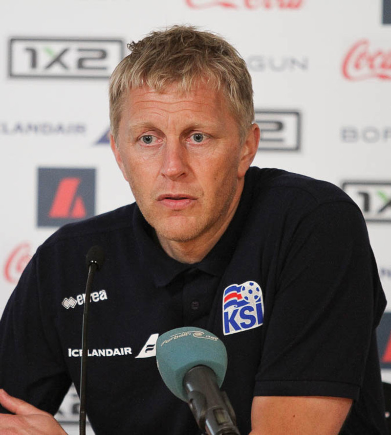 Heimir Hallgrímsson ræðir við fjölmila eftir leikinn.