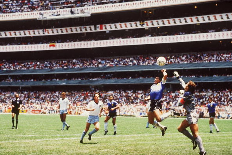 Maradona skoraði eitt af frægustu mörkum knattspyrnusögunnar á Estadio Azteca í Mexíkóborg.