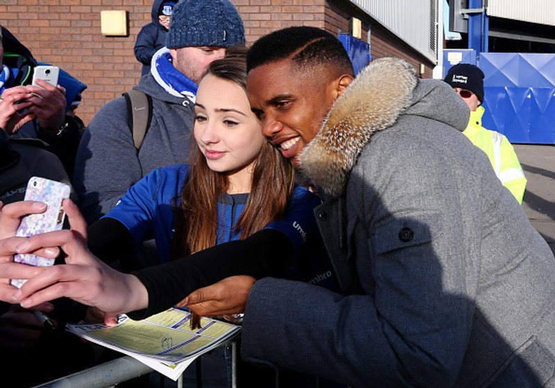 Samuel Eto'o með aðdáanda.