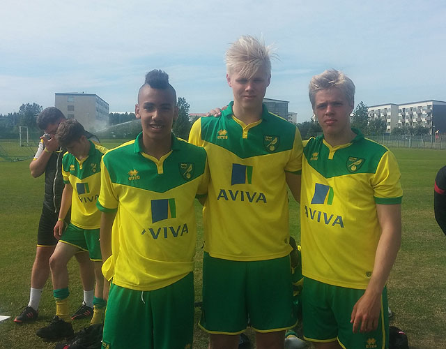 Karl Viðar ásamt Ísaki Snæ Þorvaldssyni og Kristni Péturssyni í búningi Norwich.