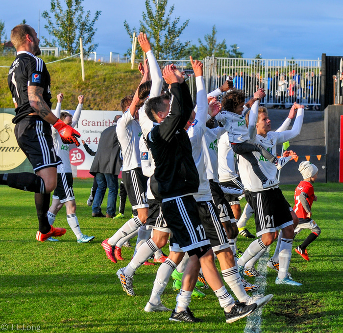 FH fagnar sigri á Val 2015.