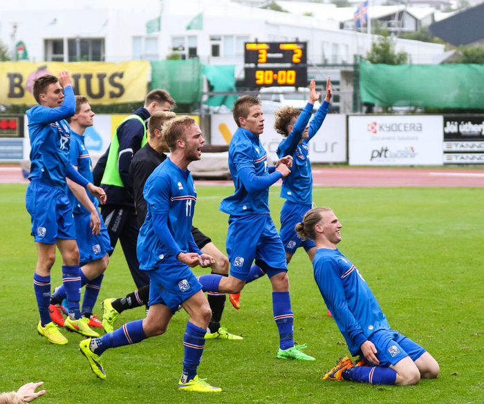Sigrinum á Frakklandi fagnað.