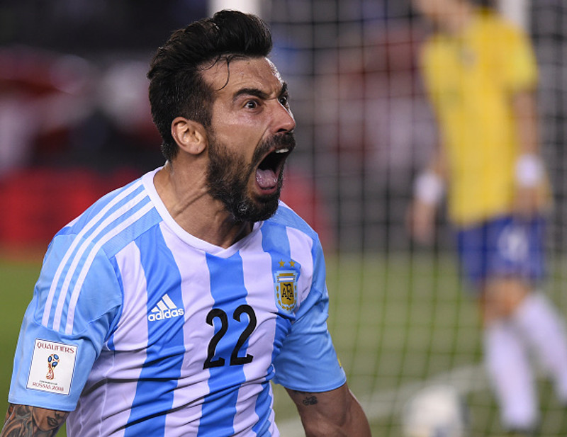 Lavezzi fagnar með landsliðinu árið 2015.