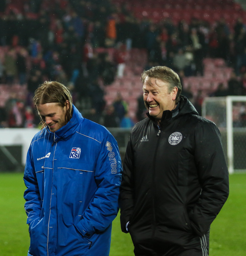 Hareide og Birkir Bjarnason hressir.