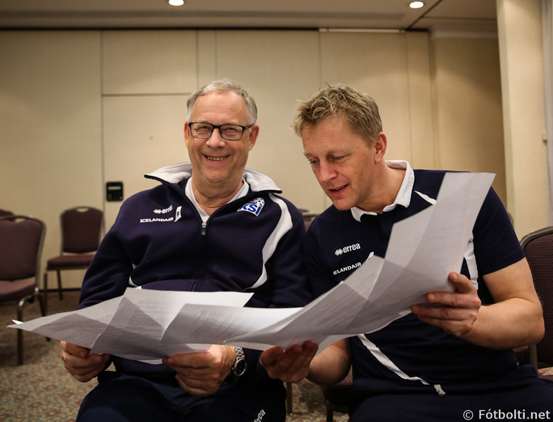 Lars og Heimir skoða spurningarnar.
