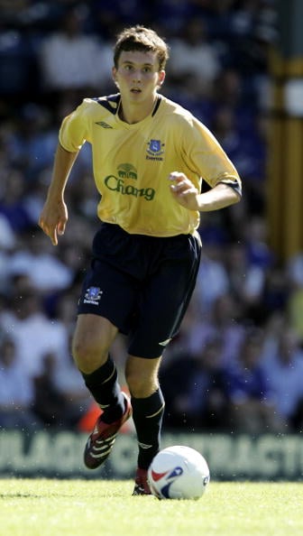 ,,Þegar ég var 18 ára þá skoraði fyrsta markið mitt með Everton í æfingaleik gegn Bournemouth.  Eftir leikinn þá fórum við allir á skemmtistað.  Alan Stubbs fór fyrir hönd liðsins og keypti dýrasta kampavínið og ég fékk flöskuna í gjöf fyrir fyrsta markið.