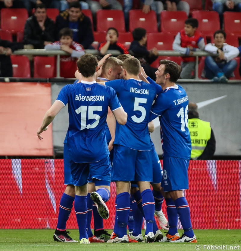 Lars: ,,Ég var hættur en ég þekkti fólk á Íslandi og hafði alltaf borið mikla virðingu fyrir Íslandi þegar ég spilaði gegn þeim með Svíum. Það var áhugavert að sjá hvað hægt væri að gera með þennan hóp. Þetta voru tvær aðal ástæðurnar. Þetta var klárlega ekki út af pening. Þá hefði ég ekki farið til Íslands.