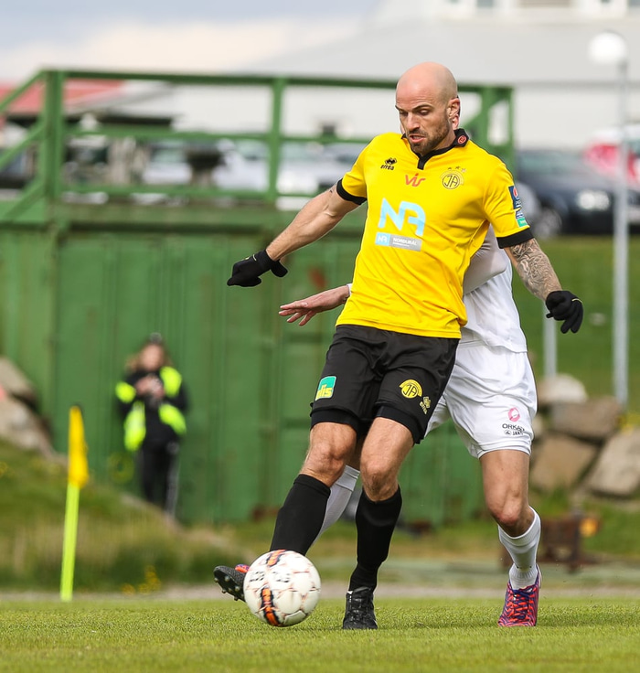 Garðar skoraði bæði mörk ÍA í sigri á KR.