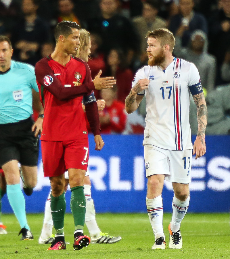 Aron Einar spjallar við Ronaldo.