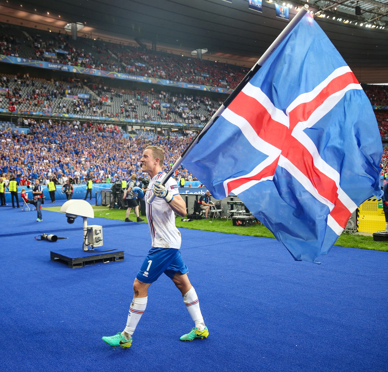 Hannes með íslenska fánann eftir leikinn gegn Austurríki á Stade de France.