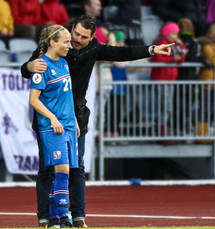 Freyr ræðir við Dóru Maríu Lárusdóttur.