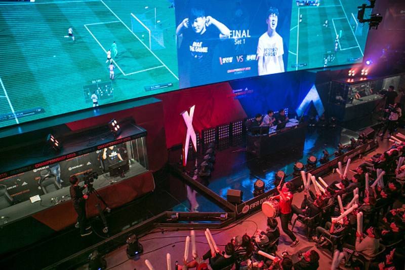 Leikið er í tölvuleiknum FIFA.