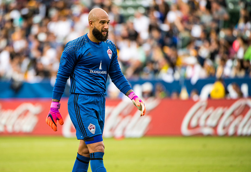 Tim Howard leggur hanskana á hilluna
