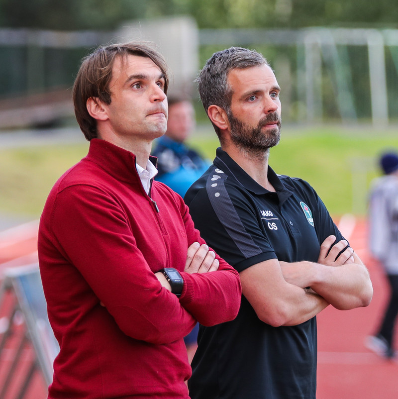 Milos og aðstoðarmaður hans, Olgeir Sigurgeirsson, á hliðarlínunni.