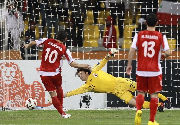 Firas al-Khatib skorar úr víti gegn Japan árið 2011, áður en hann hætti með landsliðinu.