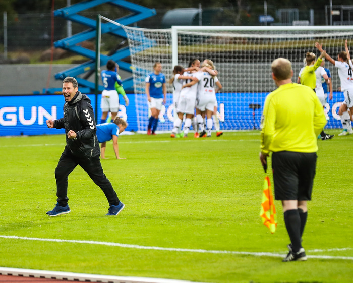 Jón Ólafur fagnar með kvennaliði ÍBV í bikarúrslitaleik á Laugardalsvelli.