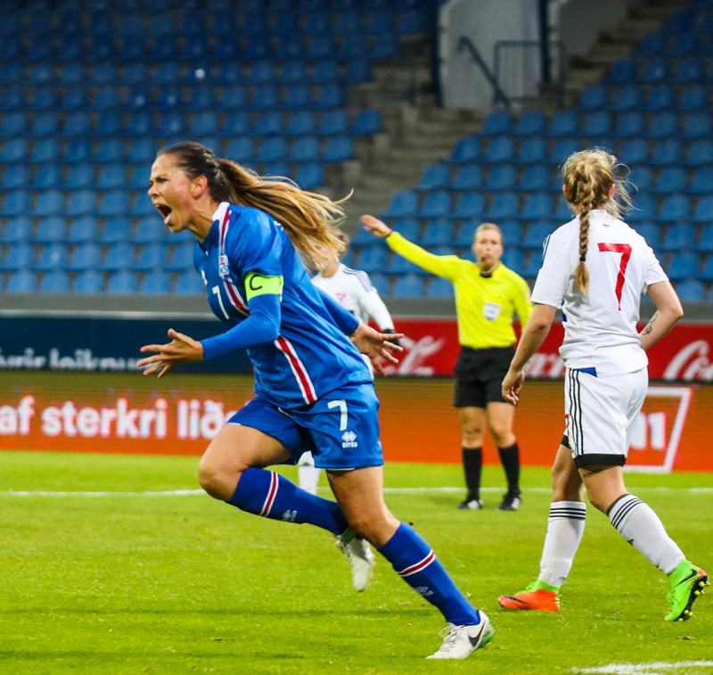 Sara fagnar í kvöld.