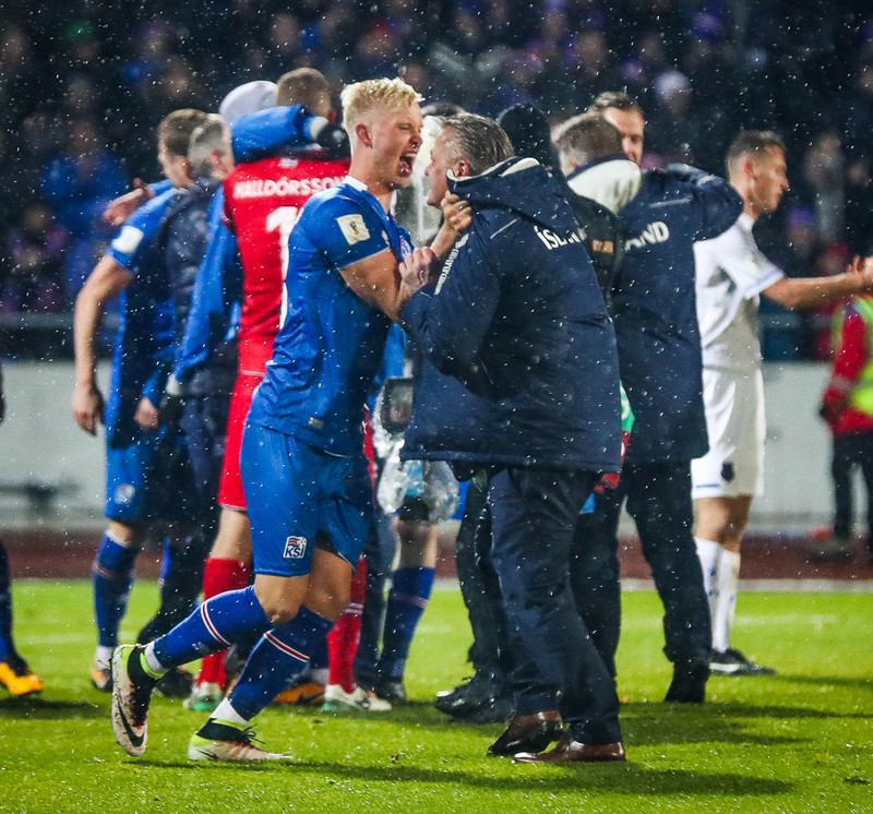 Hörður fagnar HM sætinu með góðvini sínum Magnúsi Gylfasyni.
