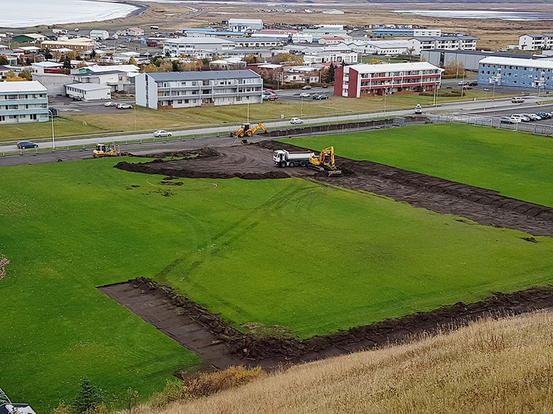 Unnið við völlinn á Sauðárkróki árið 2017.