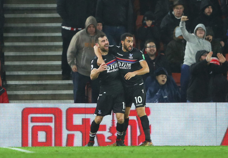 James McArthur með Andros Townsend.