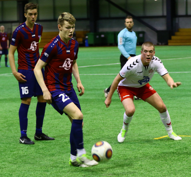 Með fullri virðingu fyrir öllum sem maður spilaði með í yngri flokkunum þá vorum við ekki með sterk lið og vorum mjög oft neðarlega í keppnum og deildum.