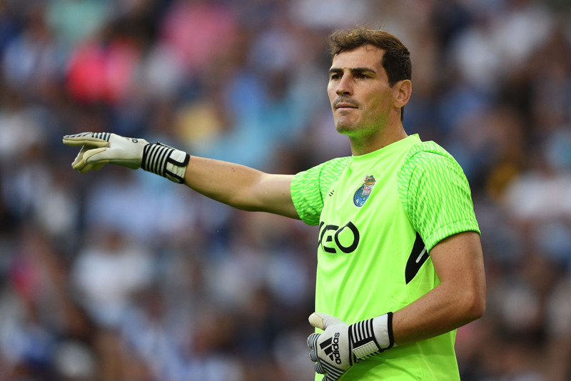 Iker Casillas leggur hanskana á hilluna