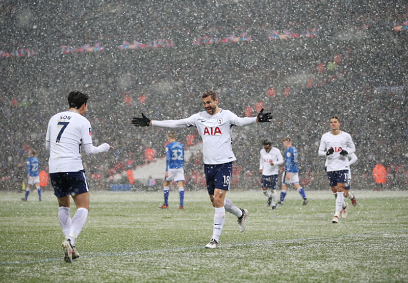 Llorente fagnar marki með Tottenham.