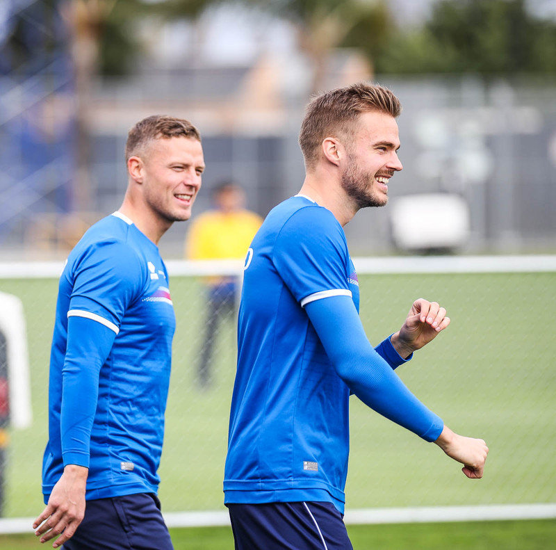 Hólmar og Ragnar Sigurðsson léttir á æfingu í gær.