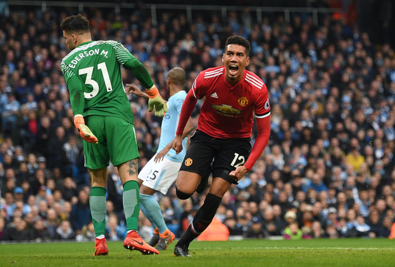 Smalling fagnar marki með Manchester United.