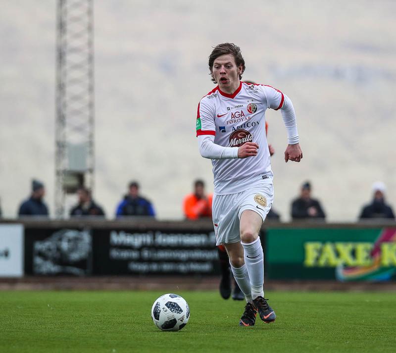 Samkvæmt vefsíðu FlashScore hefur hinn 21 árs Adrian skorað 44 mörk í 43 deildarleikjum með HB.